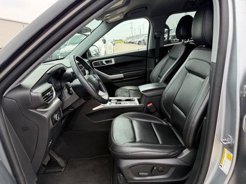 Used 2023 Ford Explorer XLT w/ Equipment Group 202A RWD image 5