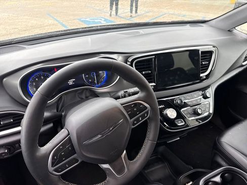 Used 2025 Chrysler Pacifica Select FWD image 10