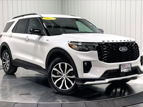 Used 2025 Ford Explorer ST-Line image 3