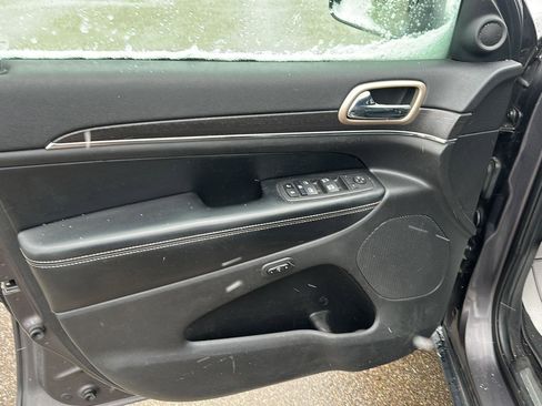 Used 2017 Jeep Grand Cherokee Limited image 25