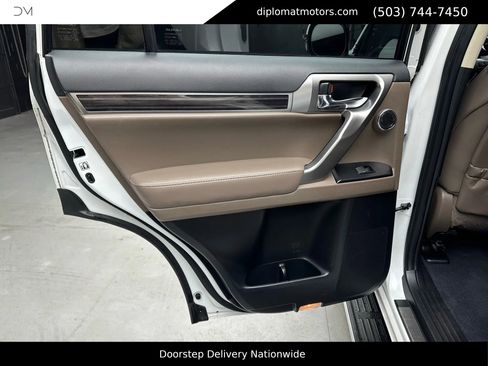 Used 2023 Lexus GX 460 Premium w/ Accessory Package image 25