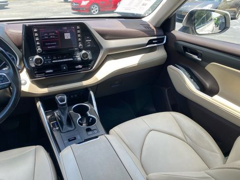 Used 2020 Toyota Highlander XLE FWD image 17