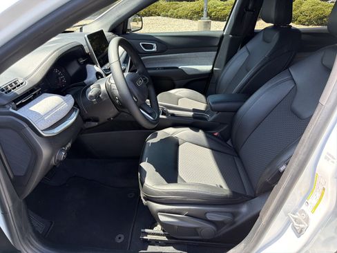 Used 2024 Jeep Compass Latitude AWD/4WD image 9