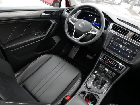 Used 2022 Volkswagen Tiguan SE image 9