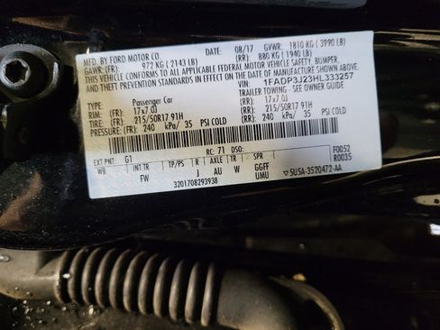 Used 2017 Ford Focus Titanium w/ Titanium Technology Package FWD image 33