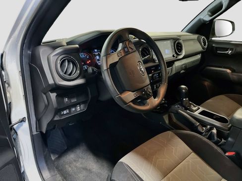 Used 2022 Toyota Tacoma TRD Off-Road w/ Technology Package RWD image 8