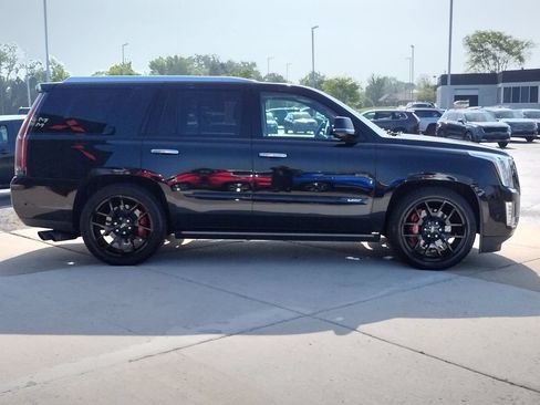 Used 2019 Cadillac Escalade Premium Luxury w/ Escalade Sport Edition AWD/4WD image 4