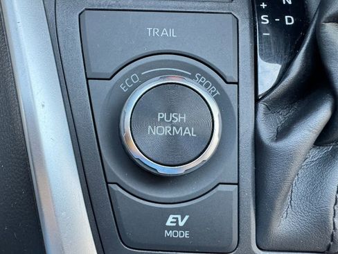 Used 2021 Toyota RAV4 XLE Premium image 31