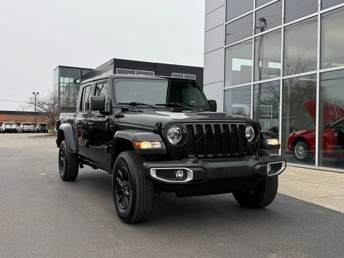 Used 2021 Jeep Gladiator Sport image 1