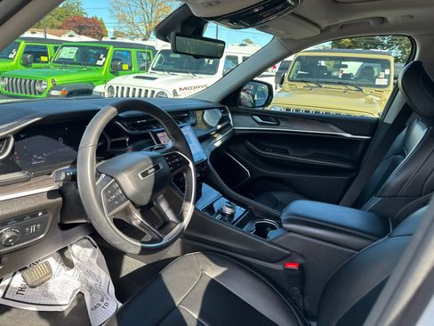 Used 2023 Jeep Grand Cherokee 30th Anniversary image 12