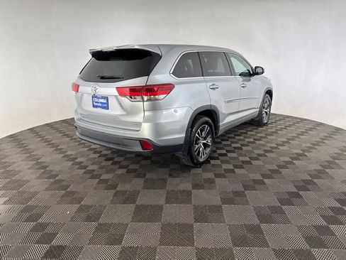 Used 2018 Toyota Highlander LE AWD/4WD image 6