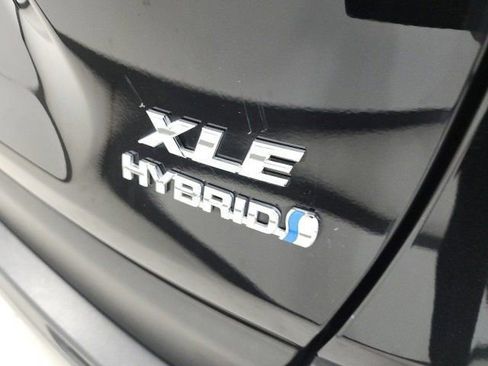 Used 2022 Toyota RAV4 XLE Premium image 8