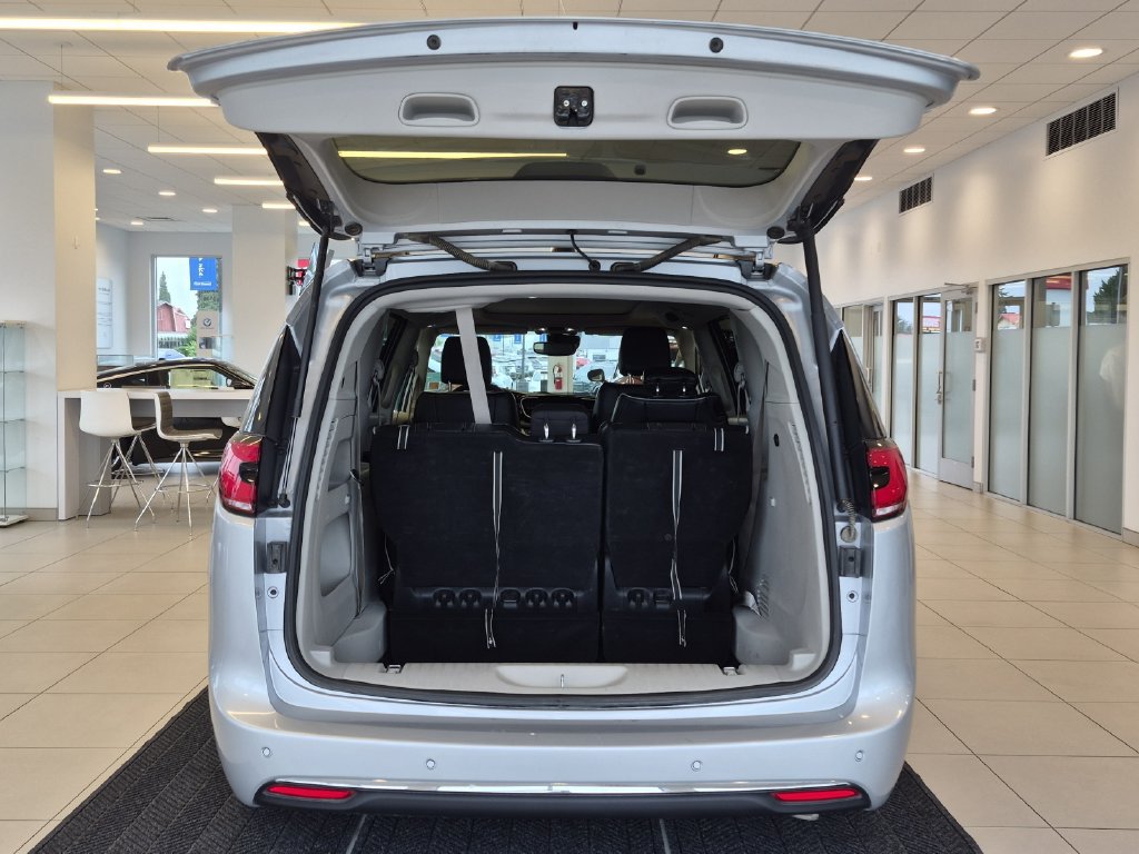 Used 2023 Chrysler Pacifica Limited FWD image 9