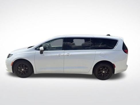 Used 2022 Chrysler Voyager LX FWD image 6