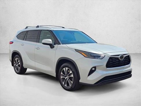 Used 2022 Toyota Highlander XLE AWD/4WD image 3