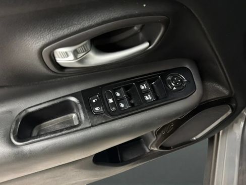 Used 2020 Jeep Renegade Altitude FWD image 18