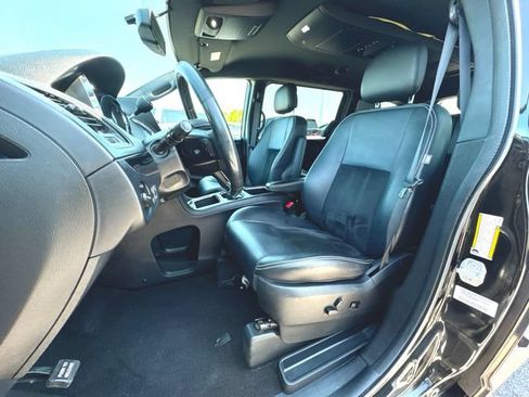 Used 2016 Dodge Grand Caravan SXT FWD image 17