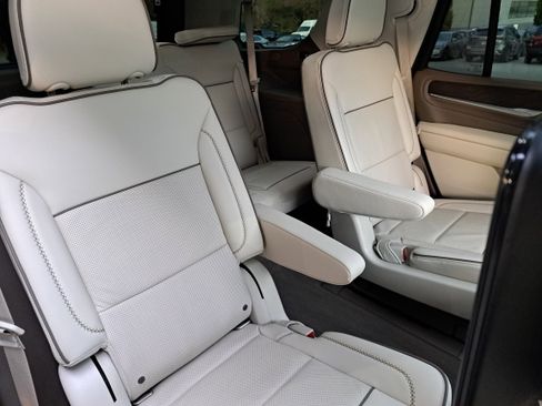 Used 2021 GMC Yukon Denali w/ Denali Premium Package image 12