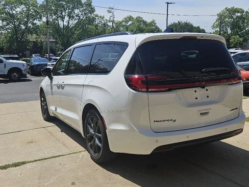 Used 2026 Chrysler Pacifica Limited w/ S Appearance Package FWD image 5