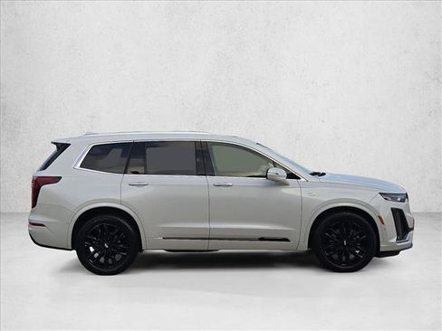 Used 2022 Cadillac XT6 Premium Luxury w/ LPO, ONYX Package FWD image 4