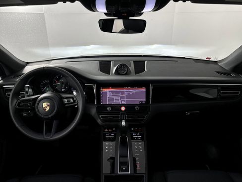 Certified 2025 Porsche Macan image 17