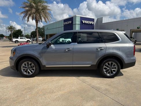 Used 2023 Kia Telluride LX FWD image 2
