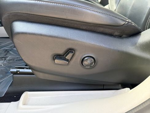 Used 2023 Chrysler Pacifica Touring-L FWD image 14