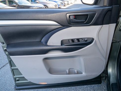 Used 2015 Toyota Highlander LE image 16