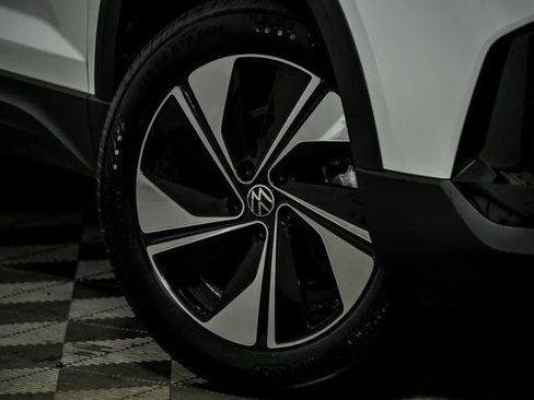 Certified 2025 Volkswagen Taos SE w/ Panoramic Sunroof Package image 3