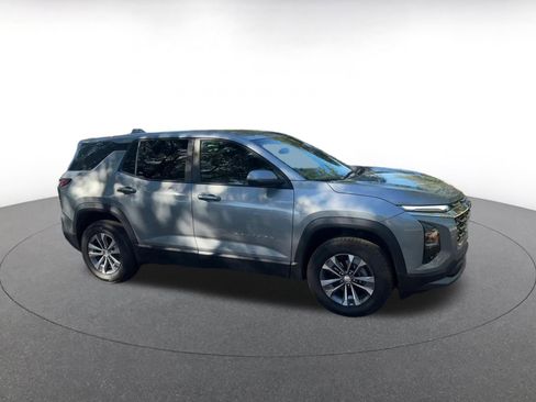 Used 2025 Chevrolet Equinox LT image 2