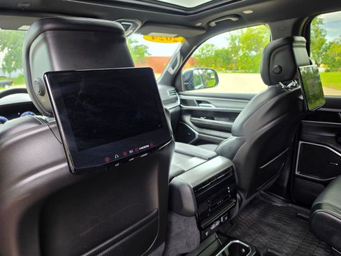 Used 2024 Jeep Wagoneer Series II w/ Convenience Group I AWD/4WD image 7