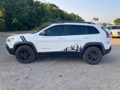 Used 2019 Jeep Cherokee Trailhawk w/ Comfort/Convenience Group AWD/4WD image 2