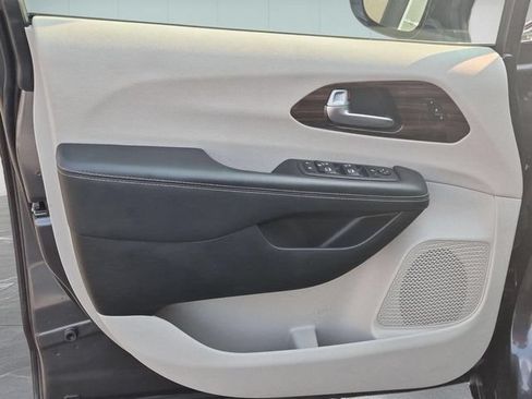 Used 2023 Chrysler Pacifica Limited FWD image 14