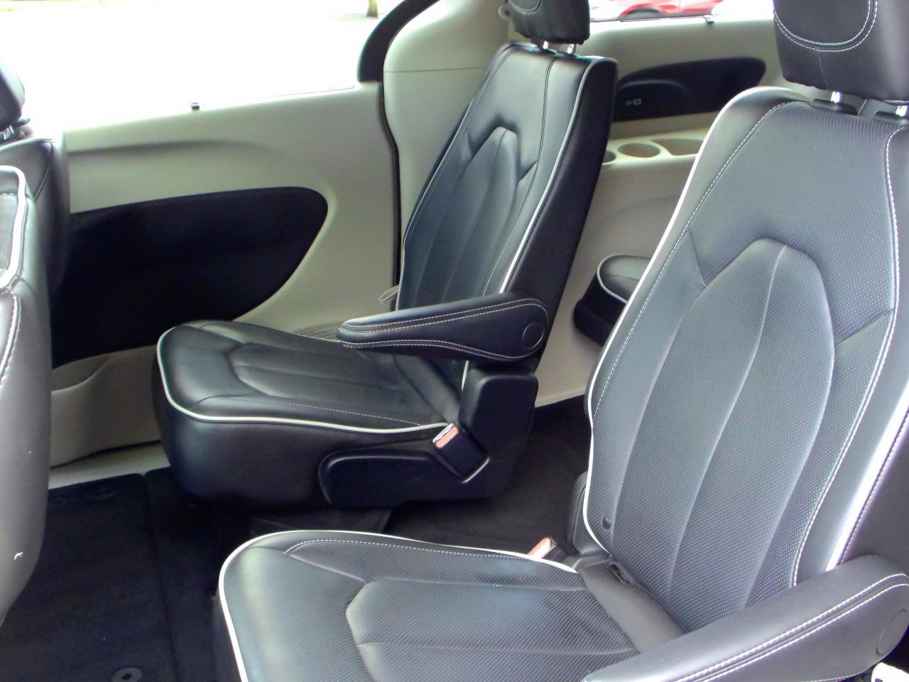 Used 2023 Chrysler Pacifica Limited FWD image 6