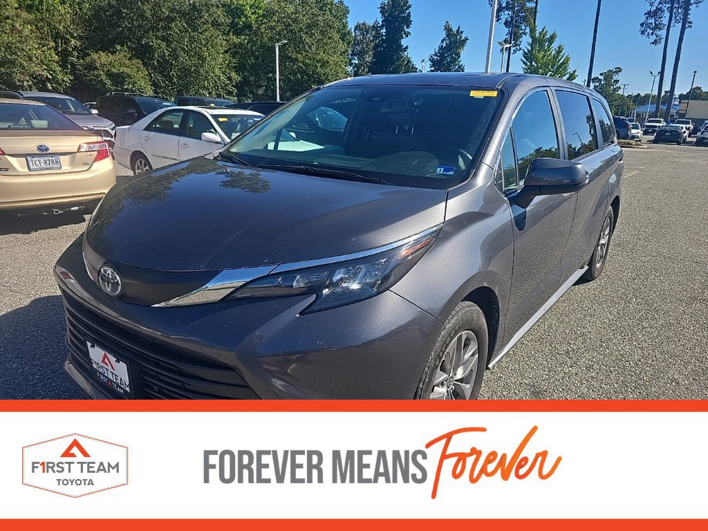 Used 2025 Toyota Sienna XLE FWD image 1