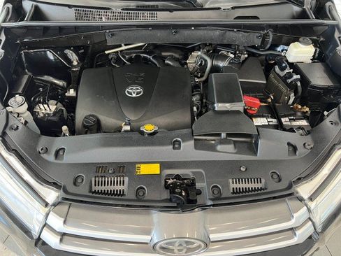 Used 2017 Toyota Highlander LE AWD/4WD image 36