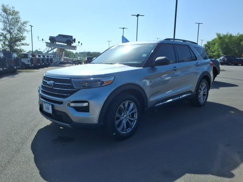 Certified 2022 Ford Explorer XLT w/ Equipment Group 202A RWD image 7