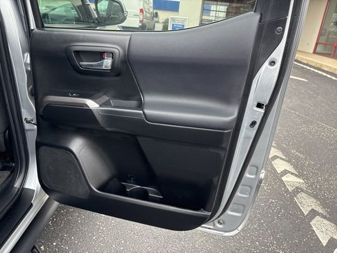 Used 2022 Toyota Tacoma TRD Sport w/ Technology Package image 11