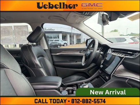 Used 2023 Jeep Grand Cherokee Limited w/ Trailer Tow Prep Group (B) AWD/4WD image 2