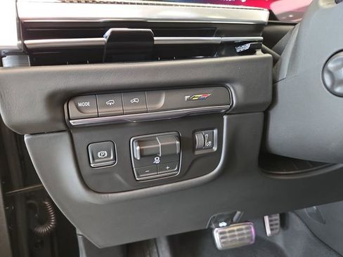 Used 2026 Cadillac Escalade ESV V AWD/4WD image 19
