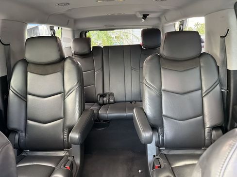 Used 2019 Cadillac Escalade ESV Luxury RWD image 14