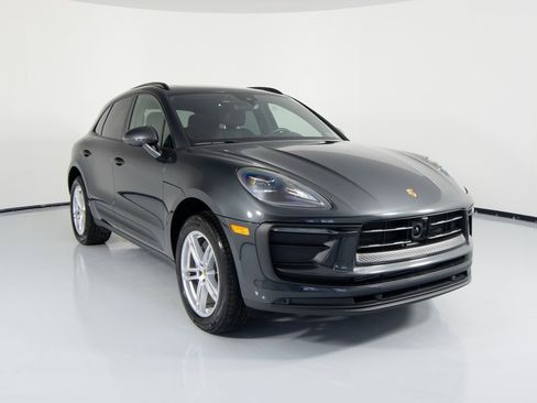 Certified 2025 Porsche Macan image 12