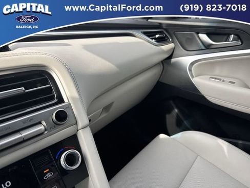 Used 2025 Genesis G70 2.5T image 24