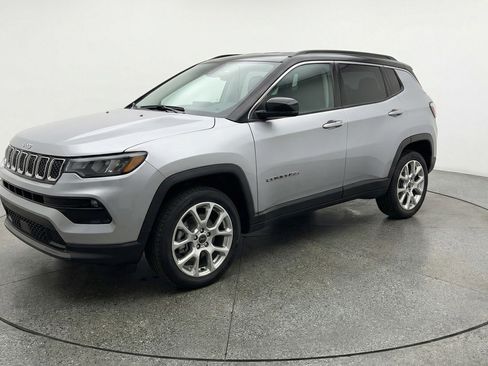 Used 2025 Jeep Compass Limited image 3