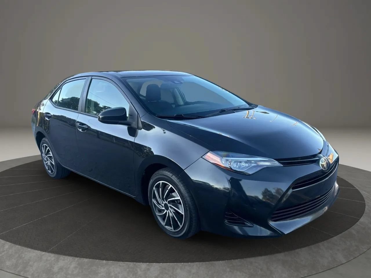 Used 2017 Toyota Corolla LE FWD image 2