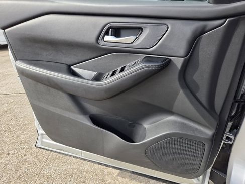 Used 2025 Nissan Rogue SV FWD image 25