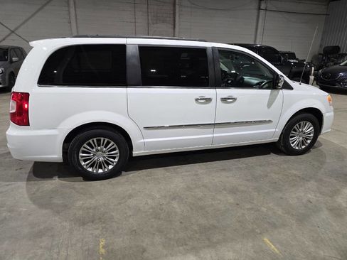 Used 2016 Chrysler Town & Country Touring-L w/ Driver Convenience Group FWD image 11