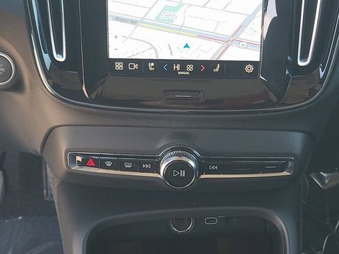 Used 2025 Volvo XC40 B5 Plus image 21