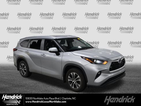 Used 2024 Toyota Highlander XLE FWD image 1