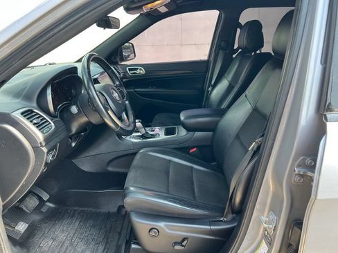 Used 2021 Jeep Grand Cherokee Laredo X AWD/4WD image 4